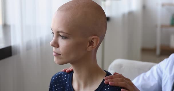 Együttérző orvos vigasztaló szőrtelen Y-generációs nő onkológiai betegség. — Stock videók