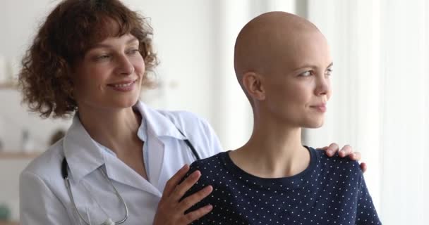 Oncologista profissional que apoia paciente otimista com doença oncológica. — Vídeo de Stock
