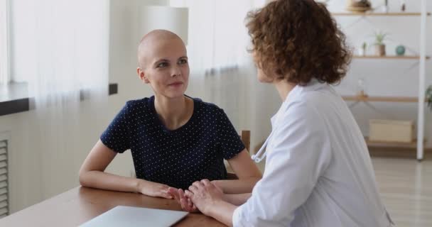 Sorrindo milenar 25s mulher sem pêlos consultoria com oncologista. — Vídeo de Stock