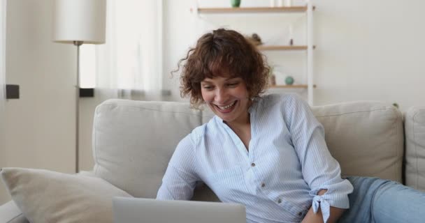 Emocional mujer adulta joven recibiendo correo electrónico con buenas noticias agradables. — Vídeos de Stock
