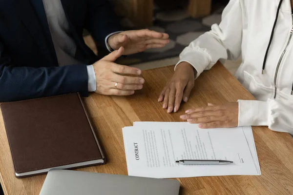 Primer plano de la charla consultora masculina con el cliente femenino —  Fotos de Stock