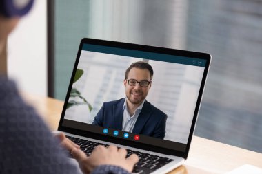 Erkek meslektaşımla görüntülü konuşma.