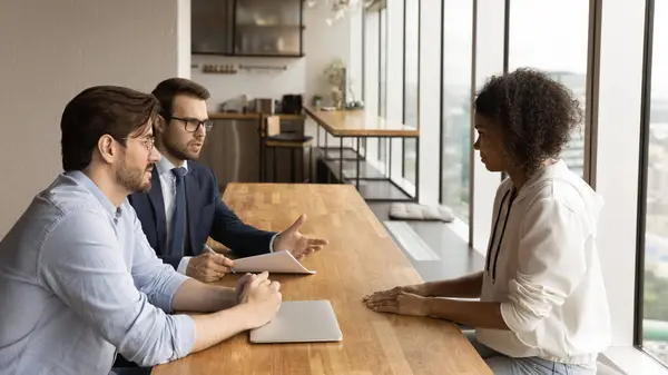 Männliche Arbeitgeber sprechen bei Treffen mit Kandidatin — Stockfoto