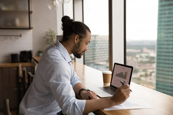 Trabajador afroamericano trabaja en la computadora portátil en la oficina — Foto de Stock