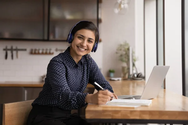Portret van lachende Indiase vrouw studie online op laptop — Stockfoto