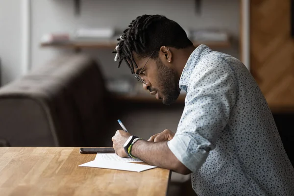 Afroamerikansk man antecknar med mobiltelefon — Stockfoto