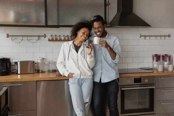 Feliz pareja afroamericana disfrutar de la mañana en la cocina —  Fotos de Stock