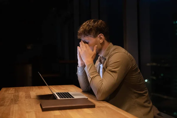 Obosit angajat de sex masculin overwork în birou pe timp de noapte — Fotografie, imagine de stoc