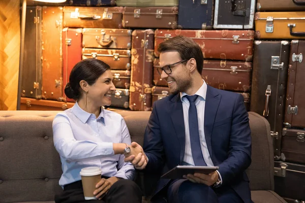 Glimlachend diverse zakenmensen handdruk sluiten deal bij vergadering — Stockfoto