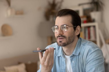 Gözlüklü ve sesli mesaj kaydeden kendine güvenen adamı kapat.