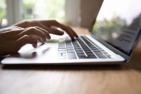 Close up mani femminili digitando sulla tastiera del computer portatile, lavorando online — Foto Stock