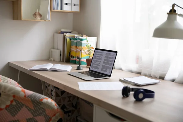 Современный пустой фрилансер или студент рабочий стол с ноутбуком — стоковое фото