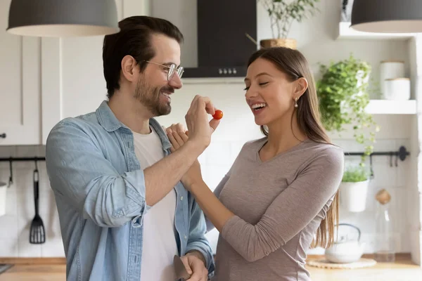 Close up marito amorevole alimentazione moglie sorridente, godendo momento tenero — Foto Stock