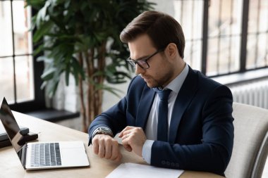 Gözlük takan kendine güvenen iş adamını kapat.