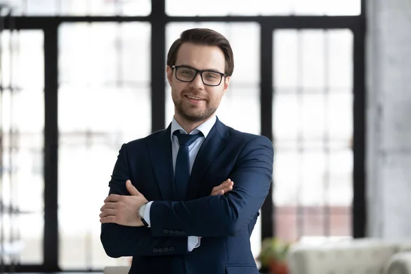 Head shot portrait smiling businessman wearing suit looking at camera — Stock Photo, Image