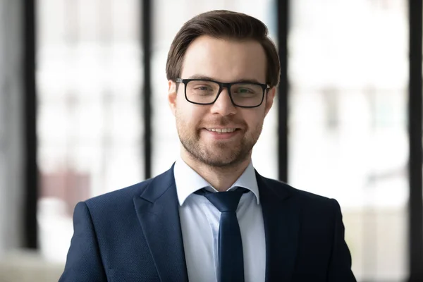 Head shot portrait smiling confident businessman wearing glasses and suit — Stock Photo, Image