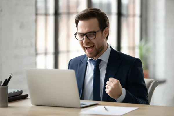 Close-up dolblij zakenman het dragen van een bril opgewonden door goed nieuws — Stockfoto