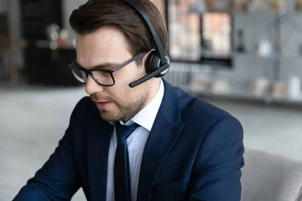Close-up zelfverzekerde zakenman dragen bril en headset consulting client — Stockfoto