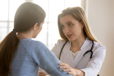 Genç bayan doktor hastanede destek hastası.