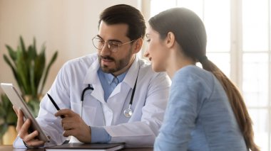 Erkek doktor ve kadın hasta tabletinin pankart görüntüsü