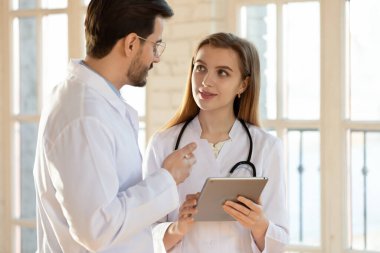 Çeşitli doktorlar modern özel hastanelerde tablet kullanıyorlar.