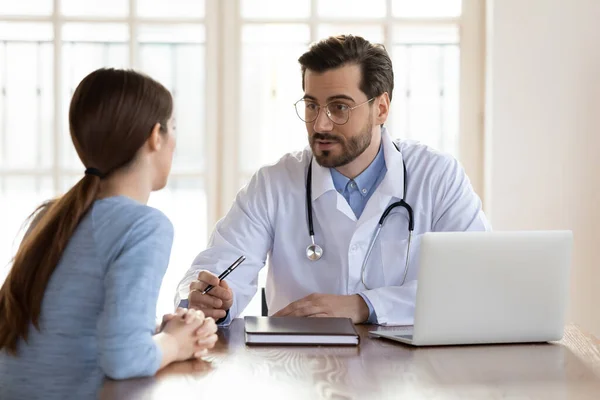 Médico masculino consultar paciente do sexo feminino no hospital — Fotografia de Stock