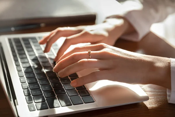 Close-up van vrouw arts werk op computer — Stockfoto