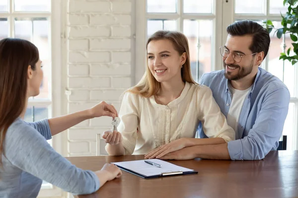 Realtor give keys to excited couple buyers — Stock Photo, Image