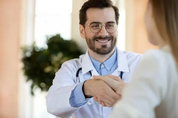 Sorrindo médico masculino aperto de mão fechar negócio com o paciente — Fotografia de Stock