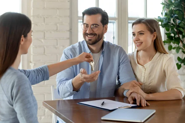 Realtor give keys to excited couple buyers — Stock Photo, Image