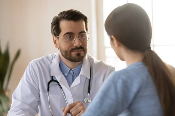 Jovem médico branco do sexo masculino ter consulta com paciente do sexo feminino — Fotografia de Stock