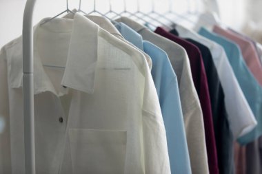 Galeride askıda duran yeni iş stili gömlek koleksiyonu