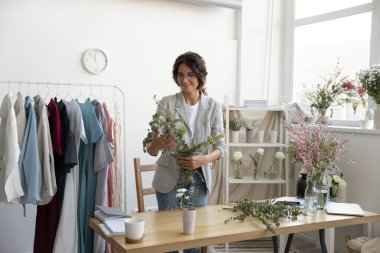 Çiçekçi hanımefendinin buket yapmak için yeşil dalları seçmesinden ilham aldım.