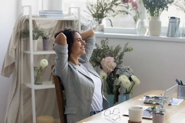 Сеньйора посміхається бізнес-леді квітковий декор фахівець відпочинку комп'ютерної роботи — стокове фото