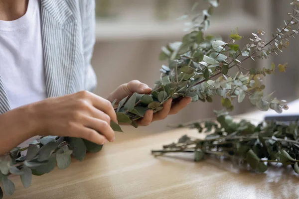 Junge Frau professionelle Floristin Hände sammeln zarten schönen Strauß — Stockfoto