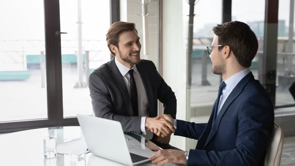 Le affärsmän skaka hand på kontoret möte — Stockfoto