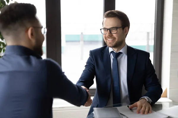 Sonriente caucásico empresario apretón de manos colega masculino en briefing — Foto de Stock