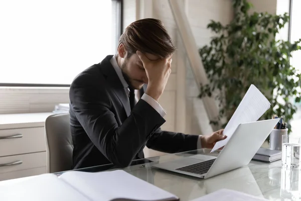 Ongelukkig zakenman geschokt door negatief nieuws in brief — Stockfoto