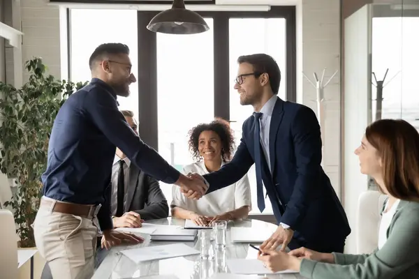 Glückliche internationale Geschäftsleute per Handschlag bei Büro-Business-Meeting — Stockfoto