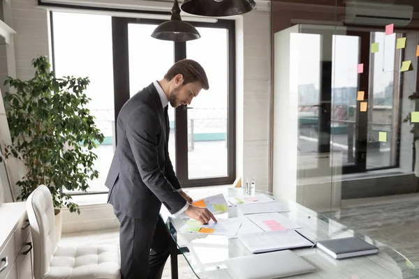 Uomo d'affari caucasico lavora con documenti finanziari in ufficio — Foto Stock