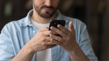 Erkeğe geniş açıdan bakınca modern cep telefonu kullanın.