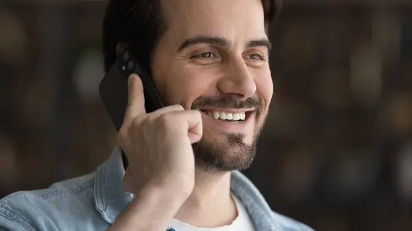 Banner view of smiling man talk on cellphone — Stock Photo, Image