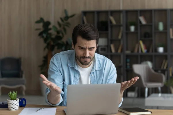 Homem infeliz se sentir angustiado com problema laptop — Fotografia de Stock