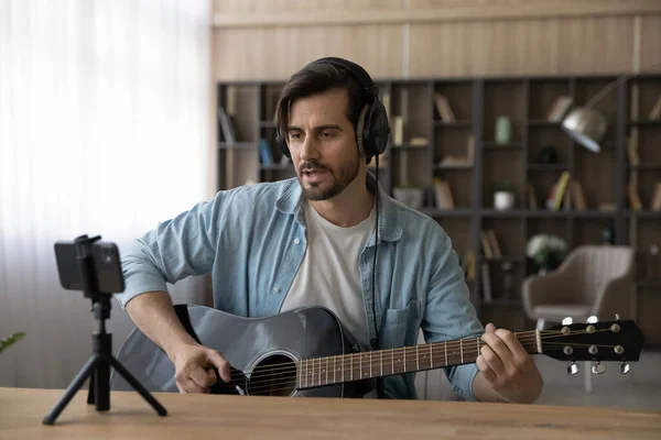 Millennial male singer record video on cellphone — Stock Photo, Image