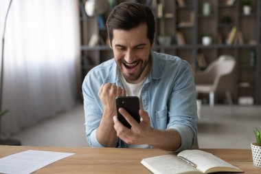 Cep telefonuyla piyango kazanan mutlu adam.