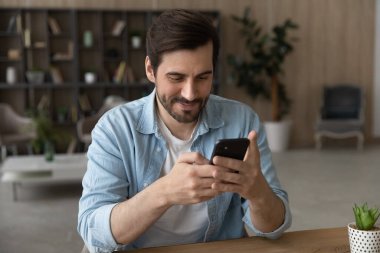 Mutlu adam cep telefonu ekranındaki mesaja bak.