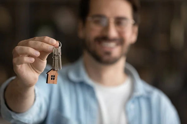 Nahaufnahme von Mann zeigt Schlüssel zu neuer Heimat — Stockfoto