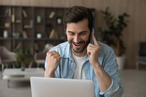 Overjoyed man talk on cell celebrate online win — Stock Photo, Image