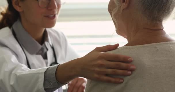 Терапевт оказывает психологическую поддержку, разговаривая с пожилым пациентом — стоковое видео