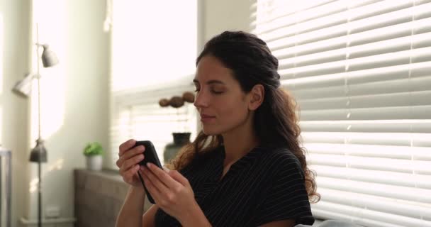 Wanita membaca menerima kabar baik di telepon pintar merayakan keberhasilan — Stok Video